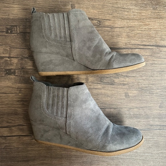 *DOLCE VITA* Gray Suede Fashion Wedge Ankle Boots Size 8 - Picture 4 of 10